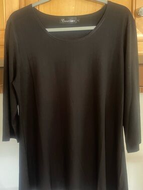 Creation Women's Black Scoop Neck Long Sleeve Tee